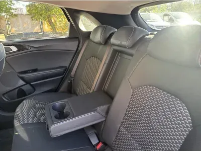 CZERWONY HATCHBACK KIA CEED z 2024 r., BENZYNA, skrzynia biegów AUTOMATYCZNA 140KM, zdjęcie 13 z 19