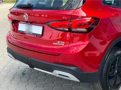 CZERWONY HATCHBACK MG ZS z 2026 r., HYBRYDA/BENZYNA, skrzynia biegów AUTOMATYCZNA 197KM, zdjęcie 9 z 15