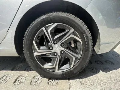 SREBRNY HATCHBACK HYUNDAI I30 z 2023 r., BENZYNA, skrzynia biegów AUTOMATYCZNA 120KM, zdjęcie 11 z 19