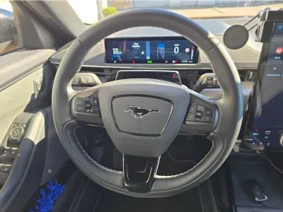 POMARAŃCZOWY SUV FORD MUSTANG MACH-E z 2022 r., ELEKTRYCZNY, skrzynia biegów AUTOMATYCZNA 358KM, zdjęcie 27 z 29