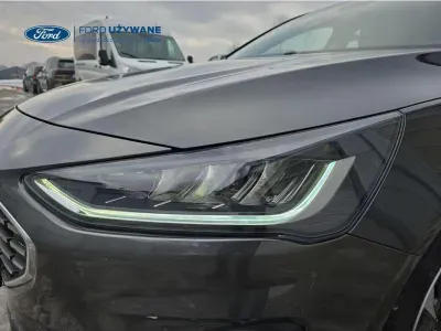 SZARY HATCHBACK FORD FOCUS z 2023 r., HYBRYDA/BENZYNA, skrzynia biegów MANUALNA 92KM, zdjęcie 6 z 29