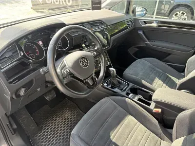 SZARY SEDAN VOLKSWAGEN TOURAN z 2022 r., BENZYNA, skrzynia biegów AUTOMATYCZNA 150KM, zdjęcie 2 z 19
