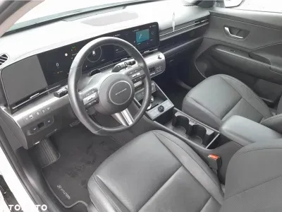 BIAŁY SUV HYUNDAI KONA z 2023 r., BENZYNA, skrzynia biegów AUTOMATYCZNA 199KM, zdjęcie 8 z 14