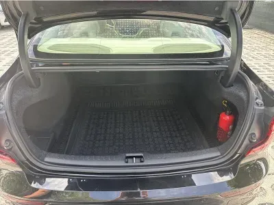 CZARNY SEDAN VOLVO S60 z 2022 r., BENZYNA, skrzynia biegów AUTOMATYCZNA 197KM, zdjęcie 4 z 17