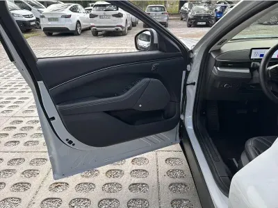 BIAŁY SUV FORD MUSTANG MACH E z 2022 r., ELEKTRYCZNY, skrzynia biegów AUTOMATYCZNA 269KM, zdjęcie 15 z 19