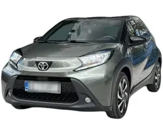 ZIELONY SUV TOYOTA AYGO X z 2022 r., BENZYNA, skrzynia biegów MANUALNA 72KM, zdjęcie główne