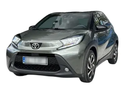 ZIELONY SUV TOYOTA AYGO X z 2022 r., BENZYNA, skrzynia biegów MANUALNA 72KM, zdjęcie główne