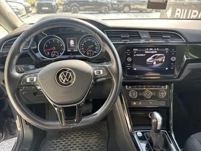 SZARY SEDAN VOLKSWAGEN TOURAN z 2022 r., BENZYNA, skrzynia biegów AUTOMATYCZNA 150KM, zdjęcie 9 z 19