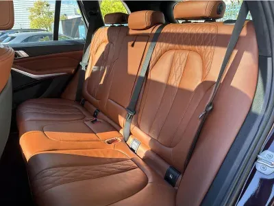 CZERWONY SUV BMW X5 z 2022 r., HYBRYDA/BENZYNA, skrzynia biegów AUTOMATYCZNA 394KM, zdjęcie 13 z 18