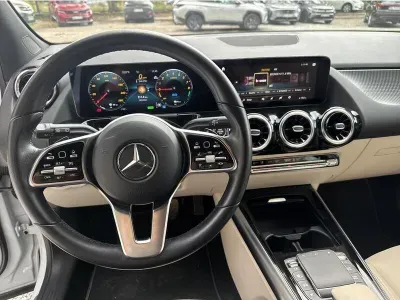 BIAŁY SUV MERCEDES GLA z 2023 r., HYBRYDA/BENZYNA, skrzynia biegów AUTOMATYCZNA 218KM, zdjęcie 8 z 18