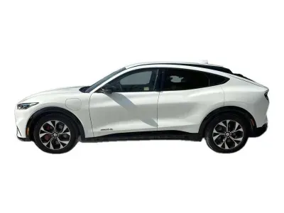 BIAŁY SUV FORD MUSTANG MACH E z 2023 r., ELEKTRYCZNY, skrzynia biegów AUTOMATYCZNA 269KM, zdjęcie 4 z 18