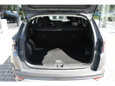 SZARY SUV HYUNDAI TUCSON z 2024 r., BENZYNA, skrzynia biegów AUTOMATYCZNA 159KM, zdjęcie 14 z 16
