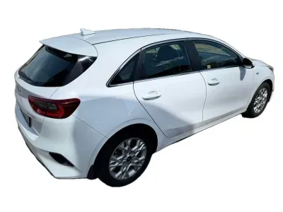 BIAŁY HATCHBACK KIA CEED z 2023 r., BENZYNA, skrzynia biegów AUTOMATYCZNA 118KM, zdjęcie 11 z 19
