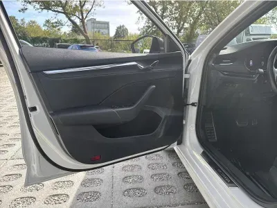 BIAŁY KOMBI SKODA OCTAVIA z 2023 r., BENZYNA, skrzynia biegów AUTOMATYCZNA 150KM, zdjęcie 6 z 19