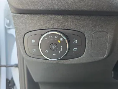 BIAŁY KOMBI FORD FOCUS z 2023 r., BENZYNA, skrzynia biegów MANUALNA 92KM, zdjęcie 18 z 23