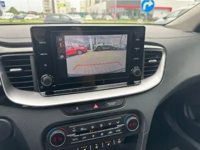 SZARY KOMBI KIA CEED z 2022 r., BENZYNA, skrzynia biegów AUTOMATYCZNA 118KM, zdjęcie 20 z 20