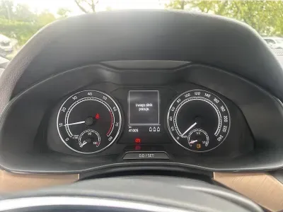 BIAŁY SUV SKODA KAMIQ z 2022 r., BENZYNA, skrzynia biegów AUTOMATYCZNA 110KM, zdjęcie 2 z 17