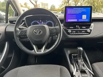 SZARY SEDAN TOYOTA COROLLA z 2023 r., HYBRYDA/BENZYNA, skrzynia biegów AUTOMATYCZNA 140KM, zdjęcie 6 z 18