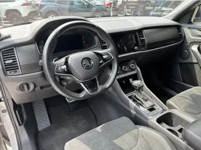 SZARY SUV SKODA KODIAQ z 2023 r., BENZYNA, skrzynia biegów AUTOMATYCZNA 190KM, zdjęcie 6 z 19