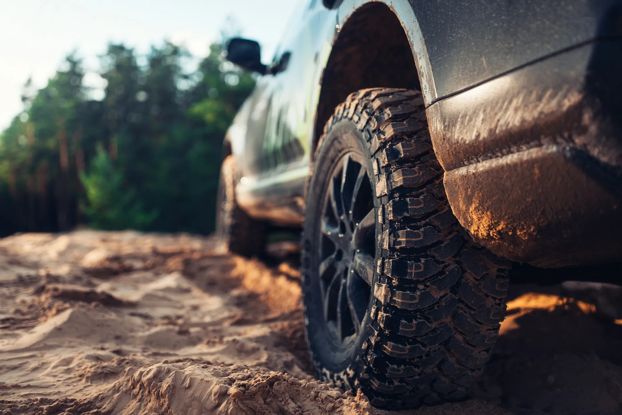 Używane samochody terenowe z napędem 4x4 w trudnych warunkach drogowych