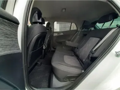BIAŁY SUV KIA SPORTAGE z 2023 r., BENZYNA, skrzynia biegów MANUALNA 110KM, zdjęcie 18 z 24