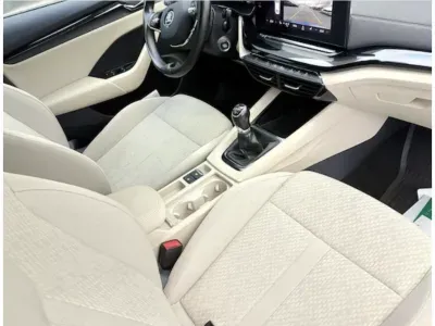 NIEBIESKI SEDAN SKODA OCTAVIA LIM. z 2021 r., BENZYNA, skrzynia biegów MANUALNA 150KM, zdjęcie 13 z 14