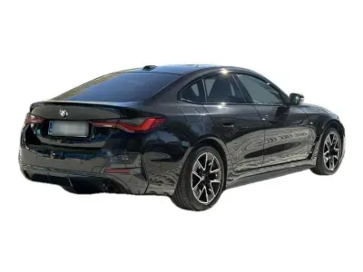 CZARNY HATCHBACK BMW SERIE4-GRANCOUPE z 2022 r., DIESEL, skrzynia biegów AUTOMATYCZNA 190KM, zdjęcie 7 z 18