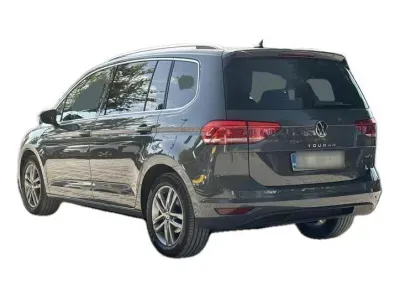 SZARY SEDAN VOLKSWAGEN TOURAN z 2022 r., BENZYNA, skrzynia biegów AUTOMATYCZNA 150KM, zdjęcie 6 z 19