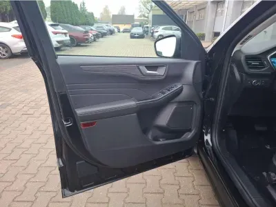 CZARNY SUV FORD KUGA z 2025 r., HYBRYDA/BENZYNA, skrzynia biegów AUTOMATYCZNA 178KM, zdjęcie 25 z 28