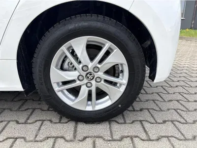 BIAŁY HATCHBACK TOYOTA YARIS z 2025 r., HYBRYDA/BENZYNA, skrzynia biegów AUTOMATYCZNA 116KM, zdjęcie 19 z 19