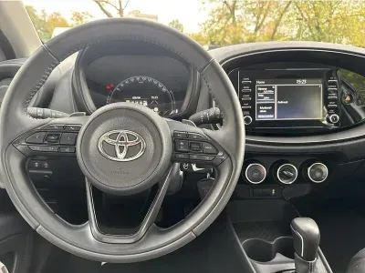 BIAŁY SUV TOYOTA AYGO X z 2022 r., BENZYNA, skrzynia biegów AUTOMATYCZNA 72KM, zdjęcie 10 z 19