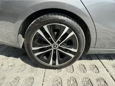 SZARY SEDAN MERCEDES CLASE CLA z 2023 r., BENZYNA, skrzynia biegów AUTOMATYCZNA 150KM, zdjęcie 8 z 18