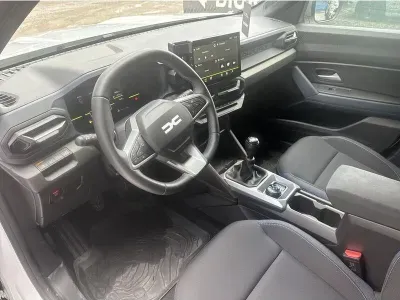BIAŁY SUV DACIA DUSTER III z 2024 r., BENZYNA, skrzynia biegów MANUALNA 131KM, zdjęcie 17 z 19