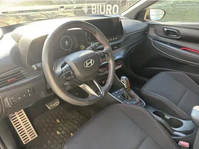 CZERWONY HATCHBACK HYUNDAI I20 z 2025 r., BENZYNA, skrzynia biegów AUTOMATYCZNA 101KM, zdjęcie 2 z 19