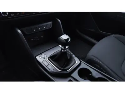 BIAŁY SUV KIA SPORTAGE z 2026 r., BENZYNA, skrzynia biegów MANUALNA 150KM, zdjęcie 17 z 18