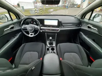 BIAŁY SUV KIA SPORTAGE z 2023 r., BENZYNA, skrzynia biegów MANUALNA 110KM, zdjęcie 12 z 24
