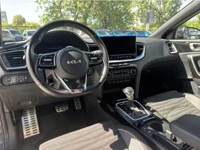 CZARNY HATCHBACK KIA CEED z 2022 r., BENZYNA, skrzynia biegów AUTOMATYCZNA 160KM, zdjęcie 14 z 19