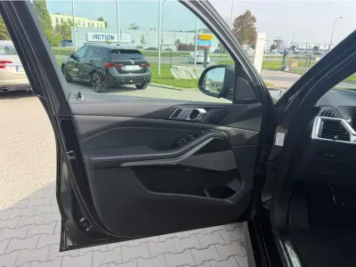 CZARNY SUV BMW X5 z 2024 r., DIESEL, skrzynia biegów AUTOMATYCZNA 340KM, zdjęcie 8 z 11