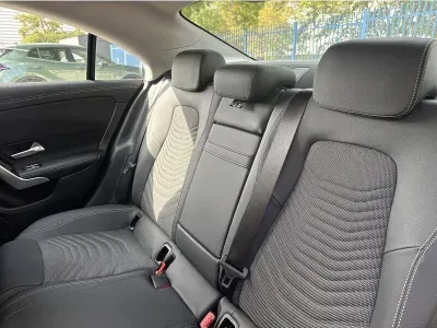 CZARNY SEDAN MERCEDES CLASE CLA z 2023 r., BENZYNA, skrzynia biegów AUTOMATYCZNA 136KM, zdjęcie 9 z 18