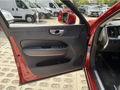 CZERWONY SUV VOLVO XC60 z 2022 r., DIESEL, skrzynia biegów AUTOMATYCZNA 197KM, zdjęcie 10 z 19