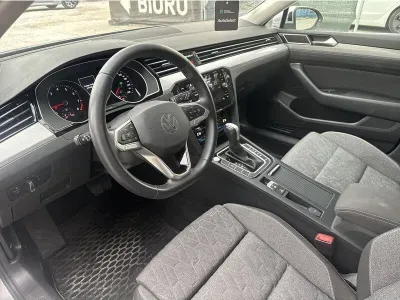 SREBRNY KOMBI VOLKSWAGEN PASSAT z 2023 r., BENZYNA, skrzynia biegów AUTOMATYCZNA 150KM, zdjęcie 15 z 19