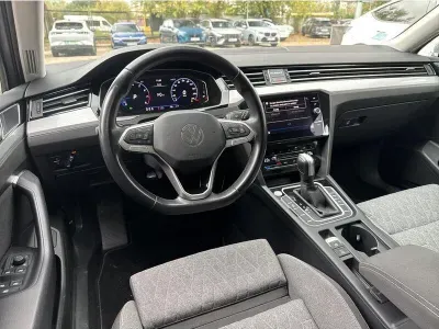 SZARY KOMBI VOLKSWAGEN PASSAT z 2023 r., BENZYNA, skrzynia biegów AUTOMATYCZNA 150KM, zdjęcie 7 z 19