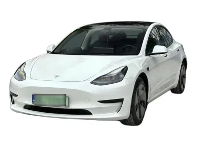 BIAŁY SEDAN TESLA MODEL 3 z 2022 r., ELEKTRYCZNY, skrzynia biegów AUTOMATYCZNA 306KM, zdjęcie główne