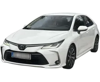 BIAŁY SEDAN TOYOTA COROLLA z 2022 r., HYBRYDA/BENZYNA, skrzynia biegów AUTOMATYCZNA 122KM, zdjęcie główne