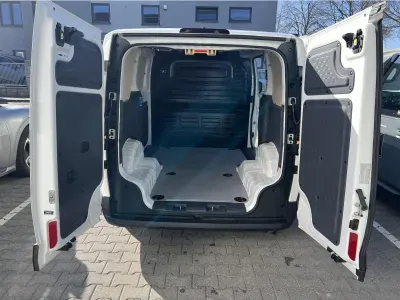 BIAŁY DOSTAWCZY KIA PV5 z 2025 r., ELEKTRYCZNY, skrzynia biegów AUTOMATYCZNA 163KM, zdjęcie 3 z 19