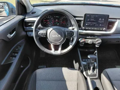 NIEBIESKI SUV KIA STONIC z 2023 r., BENZYNA, skrzynia biegów MANUALNA 75KM, zdjęcie 18 z 24