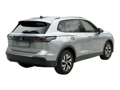 SREBRNY SUV VOLKSWAGEN TIGUAN z 2024 r., BENZYNA, skrzynia biegów AUTOMATYCZNA 131KM, zdjęcie 4 z 19