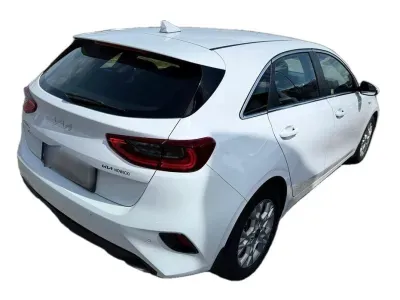 BIAŁY HATCHBACK KIA CEED z 2023 r., BENZYNA, skrzynia biegów AUTOMATYCZNA 118KM, zdjęcie 10 z 19