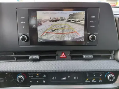 SREBRNY SUV KIA SPORTAGE z 2023 r., BENZYNA, skrzynia biegów AUTOMATYCZNA 110KM, zdjęcie 10 z 24