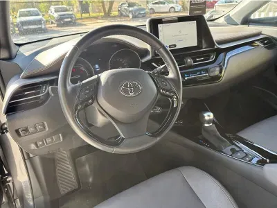 SZARY SUV TOYOTA C-HR z 2022 r., HYBRYDA/BENZYNA, skrzynia biegów AUTOMATYCZNA 122KM, zdjęcie 7 z 19